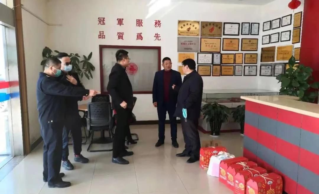 黃橋街道領導到冠科工業(yè)走訪慰問，為留蘇員工送來新春祝福